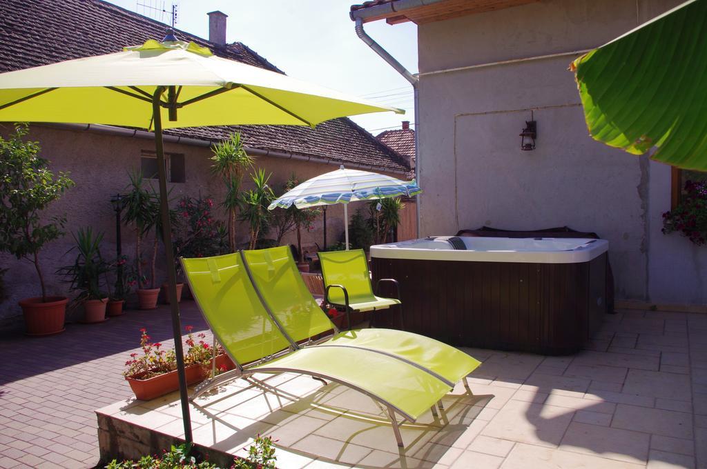 Tölgyfakuckó apartman Hotel Baja Kültér fotó